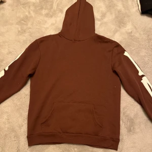 Hoodie med skelett tryck - Säljer min hoodie med skelett tryck, aldrig använt då den vart för stor på mig. Pris går att diskuteras💕  Står ej för frakt.
