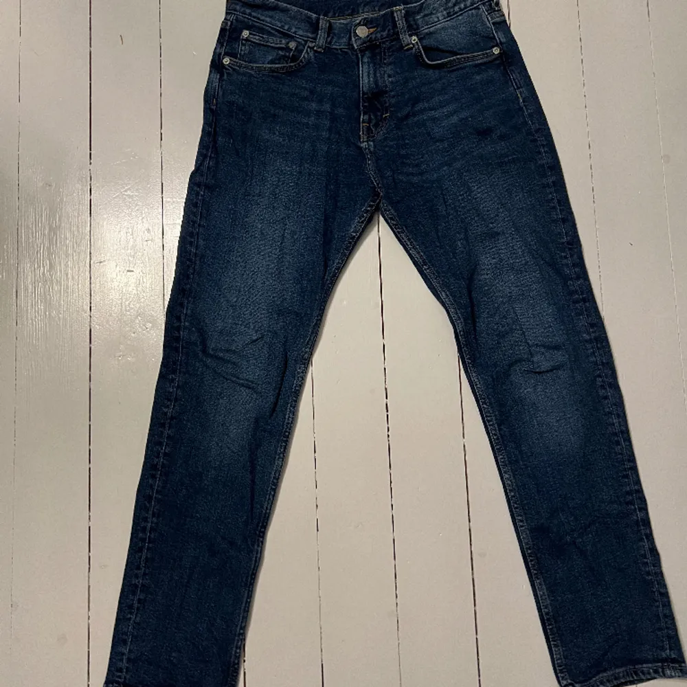 Weekday jeans i mörkblå, säljs på grund av att dom är för små! Jeansen är i fint skick.. Jeans & Byxor.