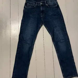 Weekday jeans i mörkblå, säljs på grund av att dom är för små! Jeansen är i fint skick.