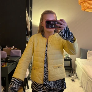 Trekvartsärm jacka - Tunn trekvartsärm jacka i fin gul färg!