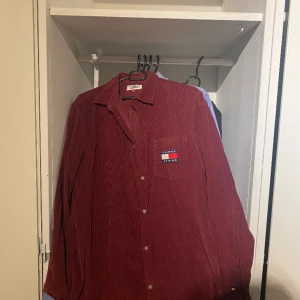 Skjortor  - Manchester skjortor från TH är i storlek M  Resterande skjortor från RL och TH är i storlek L 