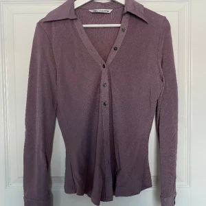 Figursydd skjorta - Lila figursydd skjorta från Zara, aldrig använd. Strl XS/S💜