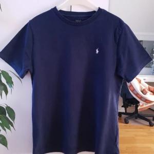 Ralph Lauren t-shirt xs - Barnstorlek L motsvarar xs herr  Inga defekter bara lite urtvättad (syns bra på bilderna)  Pm vid frågor