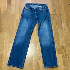 Weekday Jeans - Säljer mina weekday jeans som är så arrow. Kommer ej till använing och är lite korta på mig som då är 160. I slutet ser man att jag har förkortat ner jeansen för jag köpte de i längre storlek. Nypris 599, pris går att diskutera💗