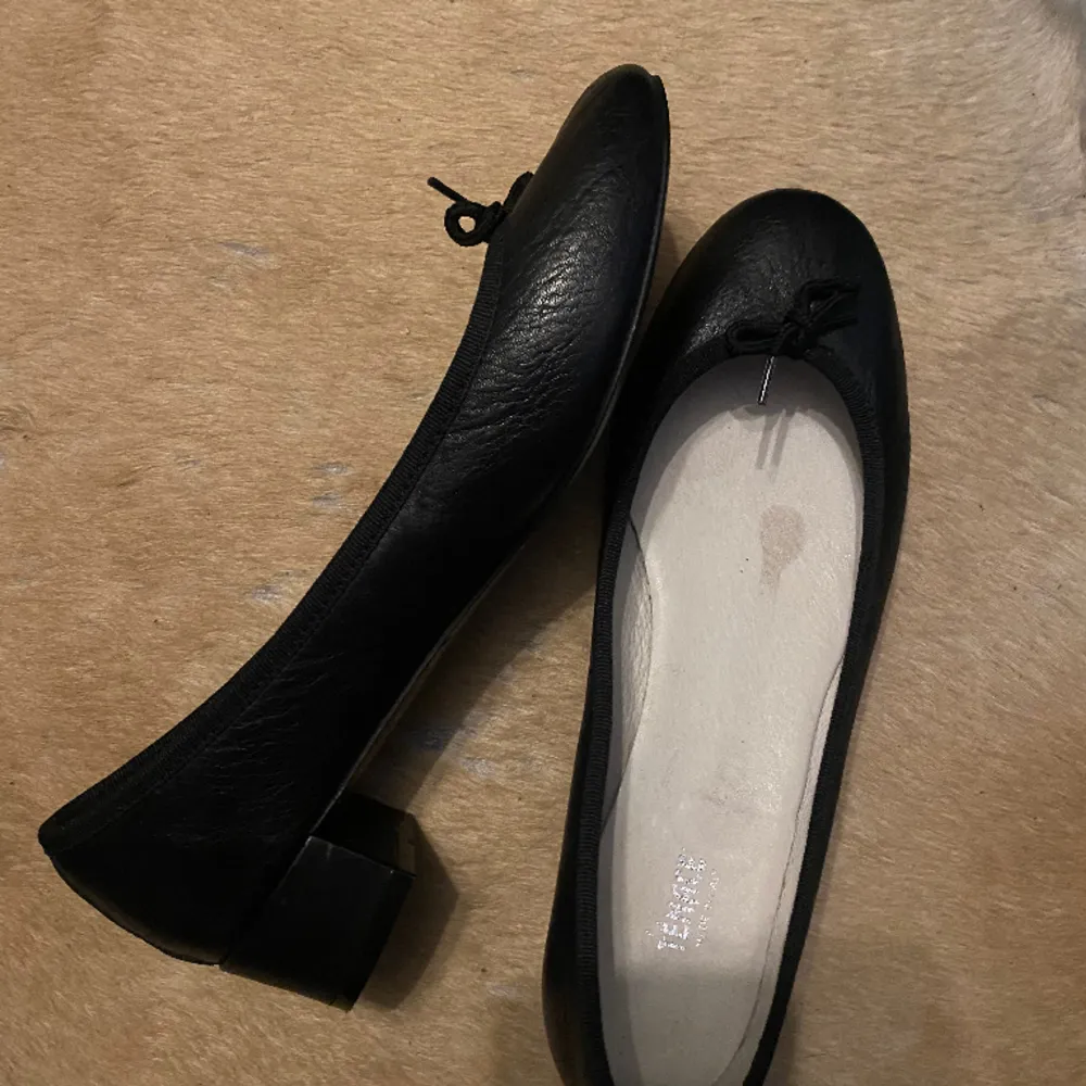 I thrifted this shoes and used them once. They have some stains inside but they won’t be visible when worn! A size 41, have a tiny bow in the middle like ballerina shoes. They have some noticeable flaws but look cute!  The heel is 3.5 cm . Skor.