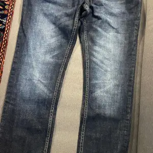 ett par slimfit hampton republic jeans storleken är 32/32 .jag har använt den bara en gång. Men den är för liten för mig tyvär.