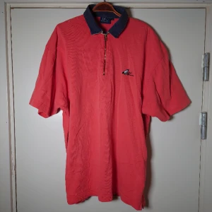 Peak Performance-piké - Vintagepiké från Peak Performance i typ orange-rosa med mörkblå krage och dragkedja. Storleken är M men den är mer som en L🌿