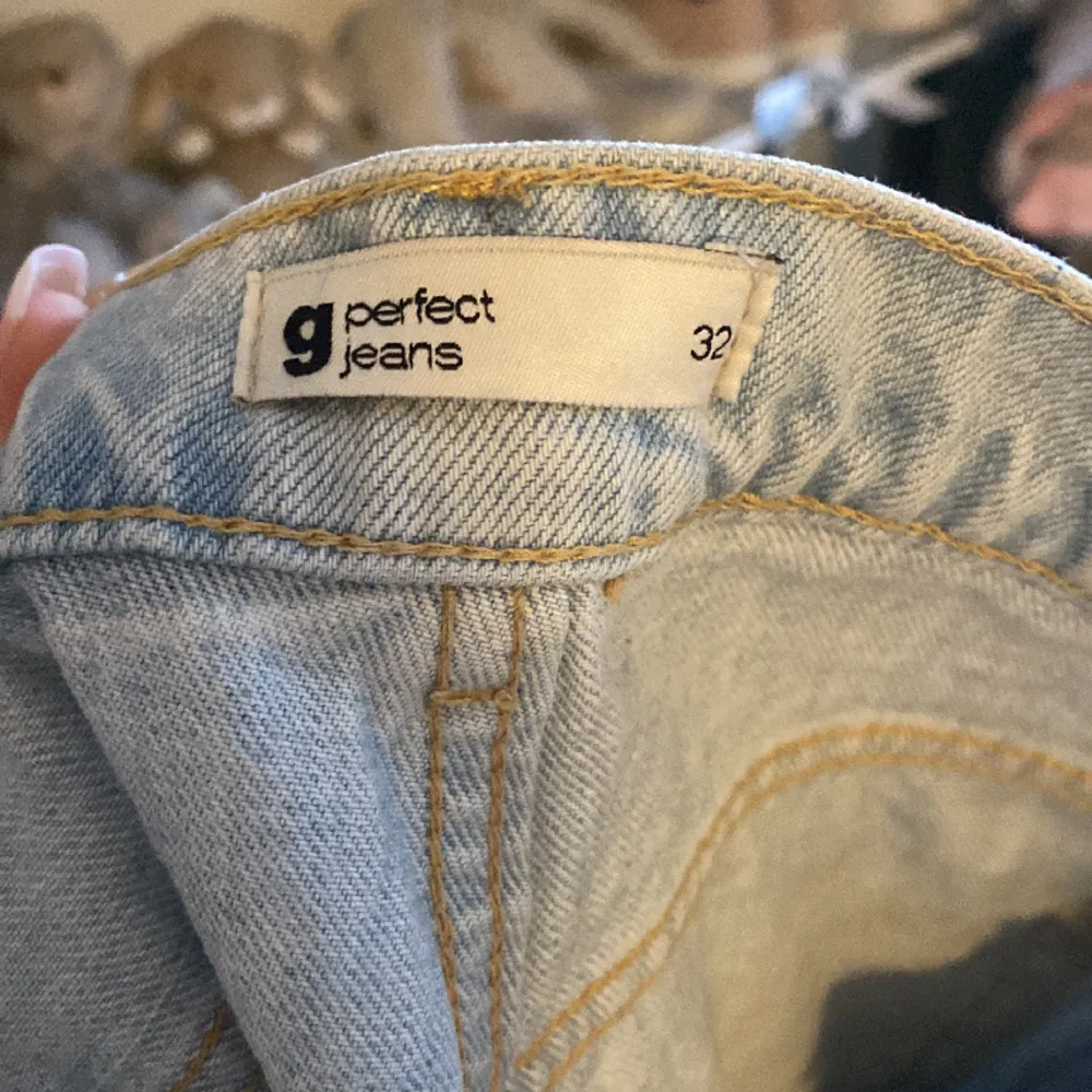 Supersnygga högmidjade jeans från Gina. Jeans & Byxor.