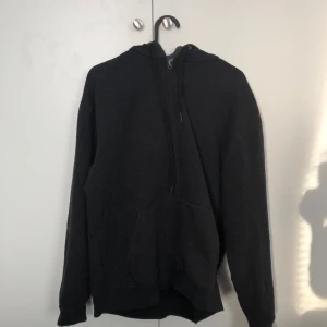 Metallica hoodie - Jag säljer denna fina Metallica hoodie eftersom den inte längre används. Den är i mycket gott skick och köptes för 650kr💕Priset är inte hugget i sten.😉