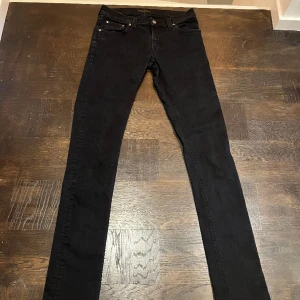 Nudie jeans  - Säljer dessa nudie jeans i slim fit, de är i väldigt bra skick, har du några frågor eller funderingar hör av dig 