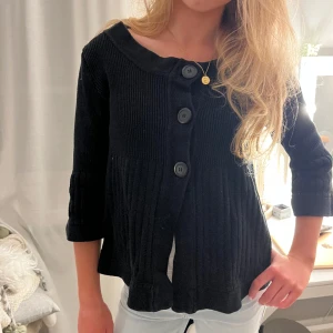 Trekvartsärmad kofta✨✨ - Så snygg trekvartsärmad stickad kofta med knappar! Storlek L men sitter som S