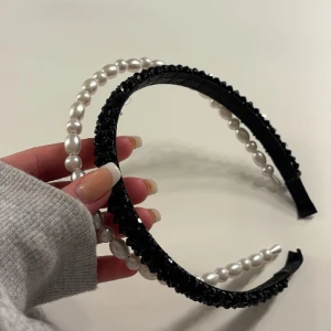 Diadem - Säljer två stycket jätte söta diadem som inte kommer till användning längre tyvärr, säljer för 40 kr styck eller två för 60! Hör av dig vid frågor och funderingar!💘🍸
