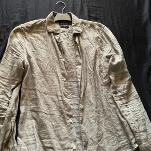 Riley Linneskjorta - Min favorit sommarskjorta från Riley som jag växt ur. En skön grön färg med en grym passform. Storleken är S och den passar mig på gränsen trots jag är storlek M. Den har använts men skicket är hur bra som helst. Nypris ligger på 899.