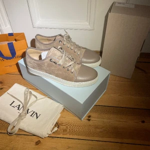Lanvin DBB1 - Intressekoll! Helt nya lanvin skor som jag säljer pga av att de tyvärr va för stora. Sprillans nya och endast testade på ena foten. Storlek 10 och skulle säga att det passar 45. Fräsch färg till våren. Nypris 5000!!