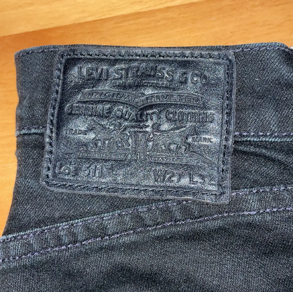 Säljer dessa eftertraktade Levis jeans 511 i storlek 27/32. De är sparsamt använda, så de är i bra skick. Bara att skriva vid funderingar.. Jeans & Byxor.