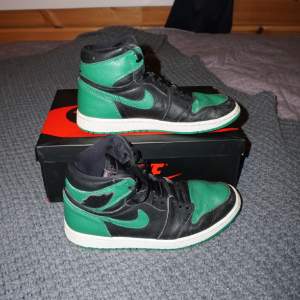 Hej säljer dessa Air Jordan 1’s Pine Green köpta här på plick. Använda men är i bra skick. Köpta för 2700kr och tidigare ägare påstås köpt på stockX. Kan gräva fram kvitto om så önskas. Bara skriva om du har funderingar 😊