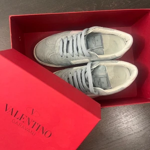 Valentino flycrew - Säljer mina fina valentino flycrews i bra skick. Passar er som har storlek 36🥰