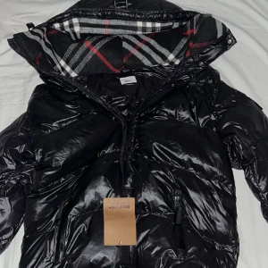 Burberry detachable jacket - Säljer en burberry detachable jacket i storlek L, sitter som L   I nyskick förutom att den har ett hål inne i vänster ficka    1500kr eller bud Finns i Floda  Skriv för fler bilder