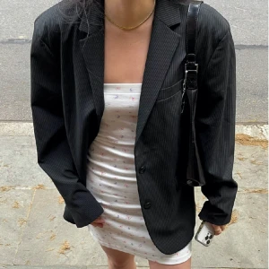 Djerf Avenue Blazer - Blazer från Djerf Avenue i perfekt skick. Köpt i somras och knappt använd, så inga defekter/tecken på användning💕Oversize-modell så trots att den är i storlek XXS är den oversize på mig som vanligtvis har S. 1200 eller hösta bud! Nypris 2000kr 🥰