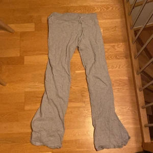 Brandy melville byxor - Y2k-aktiga yogapants från brandy som inte kommer till användning. knappt användna o bra skick. dm för funderingar <3