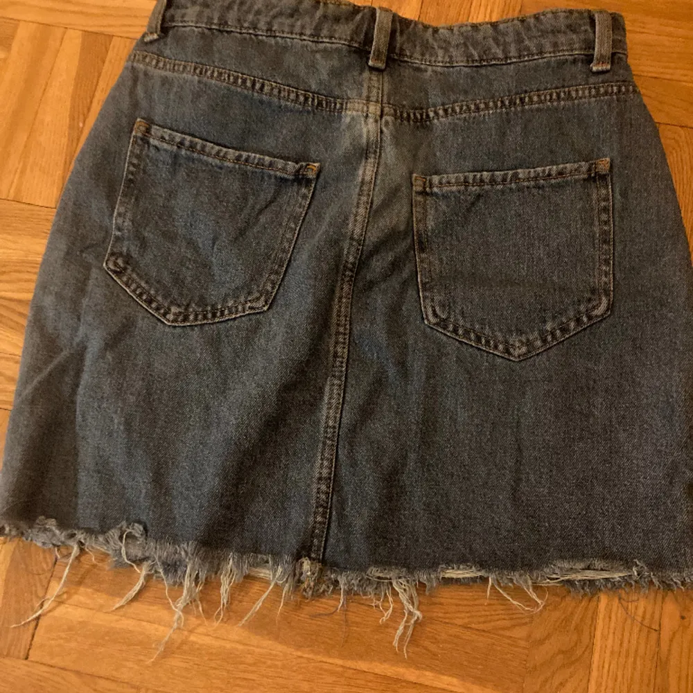 Jeans kjol, i storlek XL men är mer som än 38! Passar perfekt till någon som är 38/40 . Kjolar.