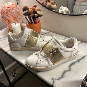 Valentino sneakers - Säljer mina guldiga valentino sneakers i storlek 40, små i storleken! Väl använda därav priset!! Nypris 6945kr💗🥰💗