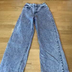 Gråa jeans från NA-KD i storlek 36. Dem är dock uppsydda och insydda i midjan så skulle säga att de är mer en 34❣️