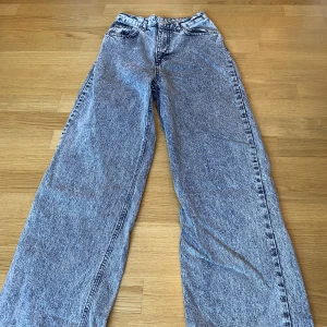 Gråa jeans  - Gråa jeans från NA-KD i storlek 36. Dem är dock uppsydda och insydda i midjan så skulle säga att de är mer en 34❣️