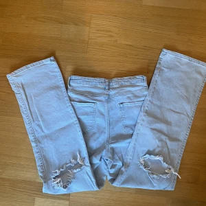 Ljusa jeans  - Ljusa jeans från Madlady, storlek 34. Hålen har jag själv klippt❣️