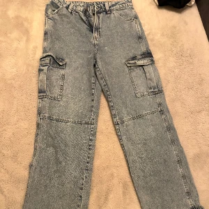 Cargo jeans - Säljer mina cargo jeans, dem är tyvärr alldelles för små på mig.  Vill du ha mer info, skriv t mig! Står ej för frakt.