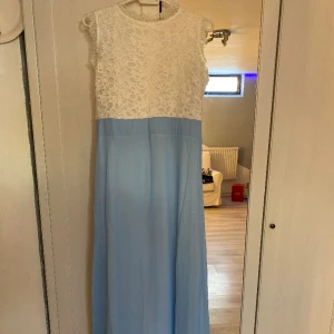 Klänning  - En klänning i storlek XXL.  Aldrig använt 💗 Vid frågor hör av dig ✨