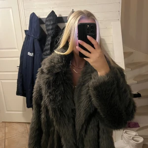 Pälsjacka - Säljer nu denna päls kappa. Slutsåld på H&M. Aldrig använd med lapparna kvar. Storlek Medium passar allt från xs-m😊