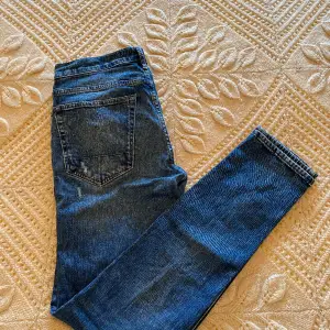 Jag säljer Junk de Luxe jeans, välbevarade och utan skador.  För mer information eller bilder, gärna  kontakta mig.