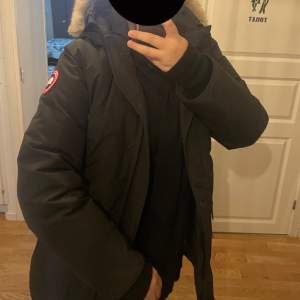 Säljer min Canada goose modellen är trillium parka den är storlek L. Säljer pågrund av att den är för stor på mig och därmed inte kommer till någon användning. Jackan är nästan som ny och den har knappt använts. Kontakta mig på plick för fler bilder.