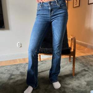 Lågmidjade bootcut jeans från Zara i storlek 34. Jättefint skick. Nypris ca 400kr💙