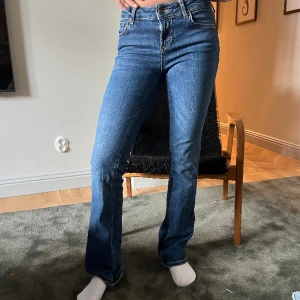 Lågmidjade bootcut jeans - Lågmidjade bootcut jeans från Zara i storlek 34. Jättefint skick. Nypris ca 400kr💙