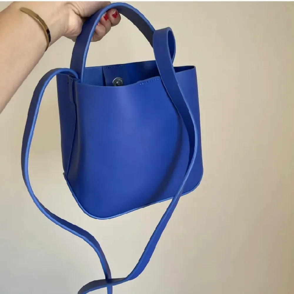 Supergullig blå väska från Gina, använd typ 5 gånger så som ny 💙💙💙. Väskor.
