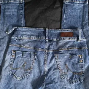 Ett par skinny jeans med coola detaljer! Dom passar nog XS-S bäst. Dom har dock en skada men det är lätt att fixa 🥰