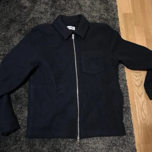 Samsoe  - Samsoe zip tröja gjord av ull i storlek M. Använd endast 1 gång och säljes pga lite för liten. Toppskick!  Nypris 2000, men säljes för 1200!