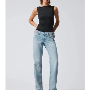 Weekday arrow low  - Säljer mina jeans från weekday då de är lite för stora i midjan på mig, köpta i september, använd max 5 ggr😌