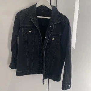 Jeansjacka - Super fin jeansjacka köpt på Plick, säljer vidare pga storleken 