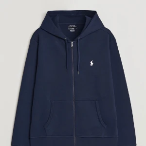 Ralph lauren navy zip hoodie - En skit snygg zip hoodie från ralph lauren i färgen navy blue storlek S. Köpt på plick för några månader sen och säljer för modellen är ganska liten i storleken så hat växt ut ur den. Org pris 1599 och säljer för 799. Priset kan diskuteras sgik