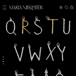 Maria Nilsdotter halsband S - Säljer mitt Maria Nilsdotter halsband med den lilla berlocke ”S” i silver. Kedja som är 50cm medföljer. Kvitto finns! Det är i princip oanvänt