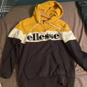 Ellese hoodie med half zip - Bra skick bara använd fåtal gånger, ny pris 500kr, I S men passar för medium