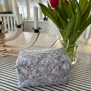 Necessär  - 🦋  Handsydd necessär  🦋  Mått: ca 12x20x12 🦋  köpare står för frakt
