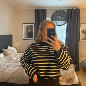 Stickad tröja  - En kortare stickad tröja från H&M i storlek M. Helt ny men kommer tyvärr inte komma till användning🥰