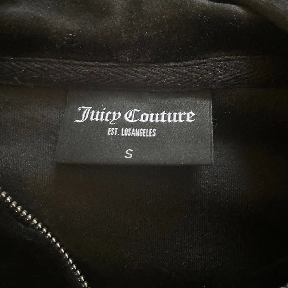 Säljer svart juicy couture tröja! Använd max 2 gånger, aldrig tvättad. Tvättas innan den säljs. Inga diamanter har lossnat. Väldigt bra skick. Nypris: 1300. Säljer även ett par byxor, om man köper tsm sänks pris med 100kr. Pris kan diskuteras . Hoodies.