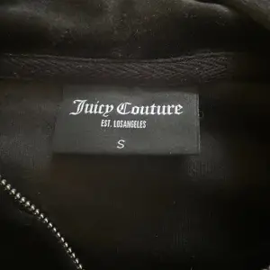 Säljer svart juicy couture tröja! Använd max 2 gånger, aldrig tvättad. Tvättas innan den säljs. Inga diamanter har lossnat. Väldigt bra skick. Nypris: 1300. Säljer även ett par byxor, om man köper tsm sänks pris med 100kr. Pris kan diskuteras 