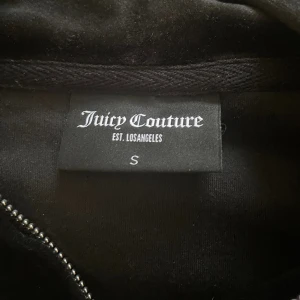 Svart juicy couture tröja! - Säljer svart juicy couture tröja! Använd max 2 gånger, aldrig tvättad. Tvättas innan den säljs. Inga diamanter har lossnat. Väldigt bra skick. Nypris: 1300. Säljer även ett par byxor, om man köper tsm sänks pris med 100kr. Pris kan diskuteras 
