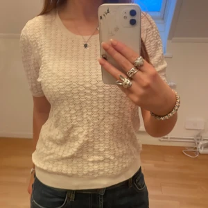 Superfin tshirt - Säljer denhär superfina beiga tshirten! Jättefinr skick! Den är i storlek L, men sitter sol en S/XS